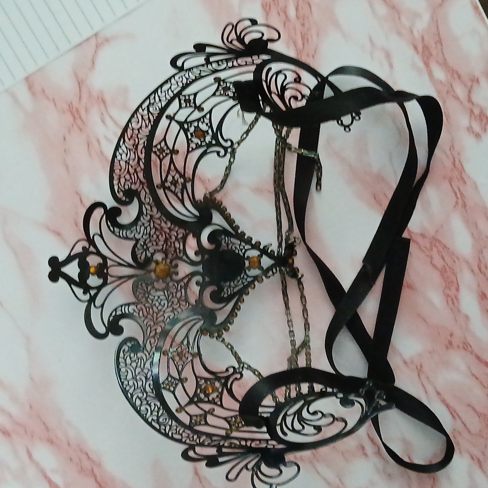 Jeweled Mask - Picture 4 of 5